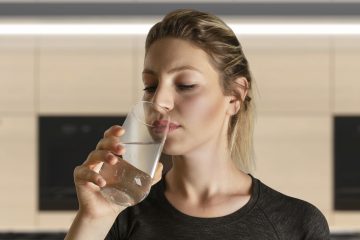 woman-holding-a-glass-of-water-smelly-water-concept