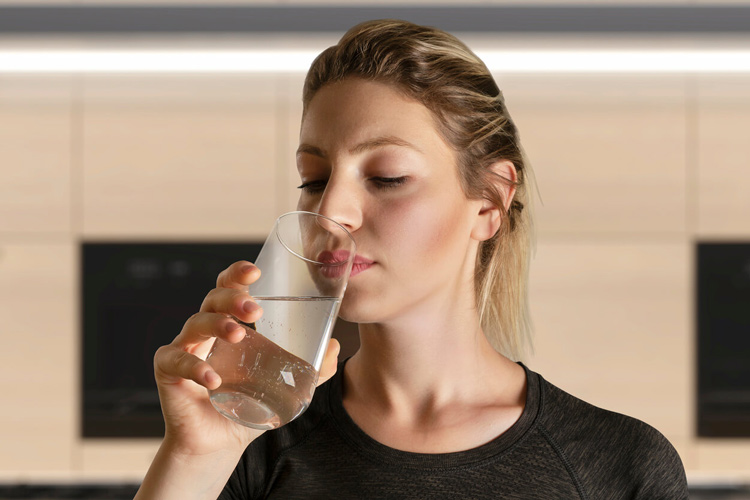 woman-holding-a-glass-of-water-smelly-water-concept