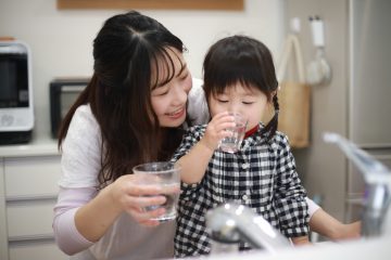 water-filter-concept-mother-and-daughter-holding-and-drinking-glass-of-water