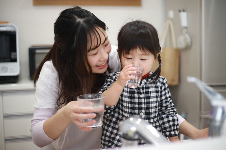 water-filter-concept-mother-and-daughter-holding-and-drinking-glass-of-water